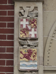 901917 Afbeelding van twee gevelstenen met de provinciewapens van Utrecht en Zeeland, naast de deur van een zijingang ...